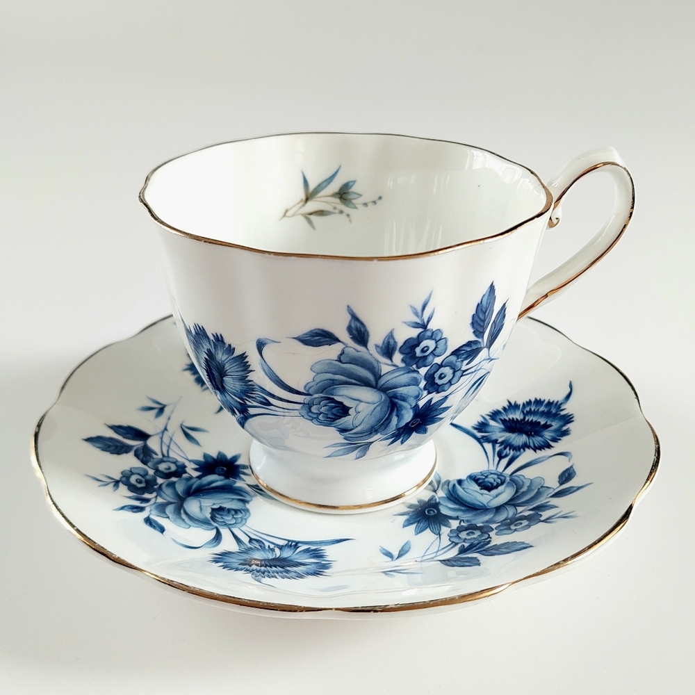 Blue and White English Bone China Tea Cup Blue Rose Pattern Made in England - Picture 5 of 9